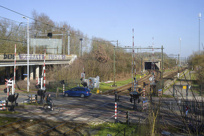904100 Gezicht op de spoorwegovergang in de Eykmanlaan te Utrecht en het spoorwegknooppunt Blauwkapel West vanuit het ...